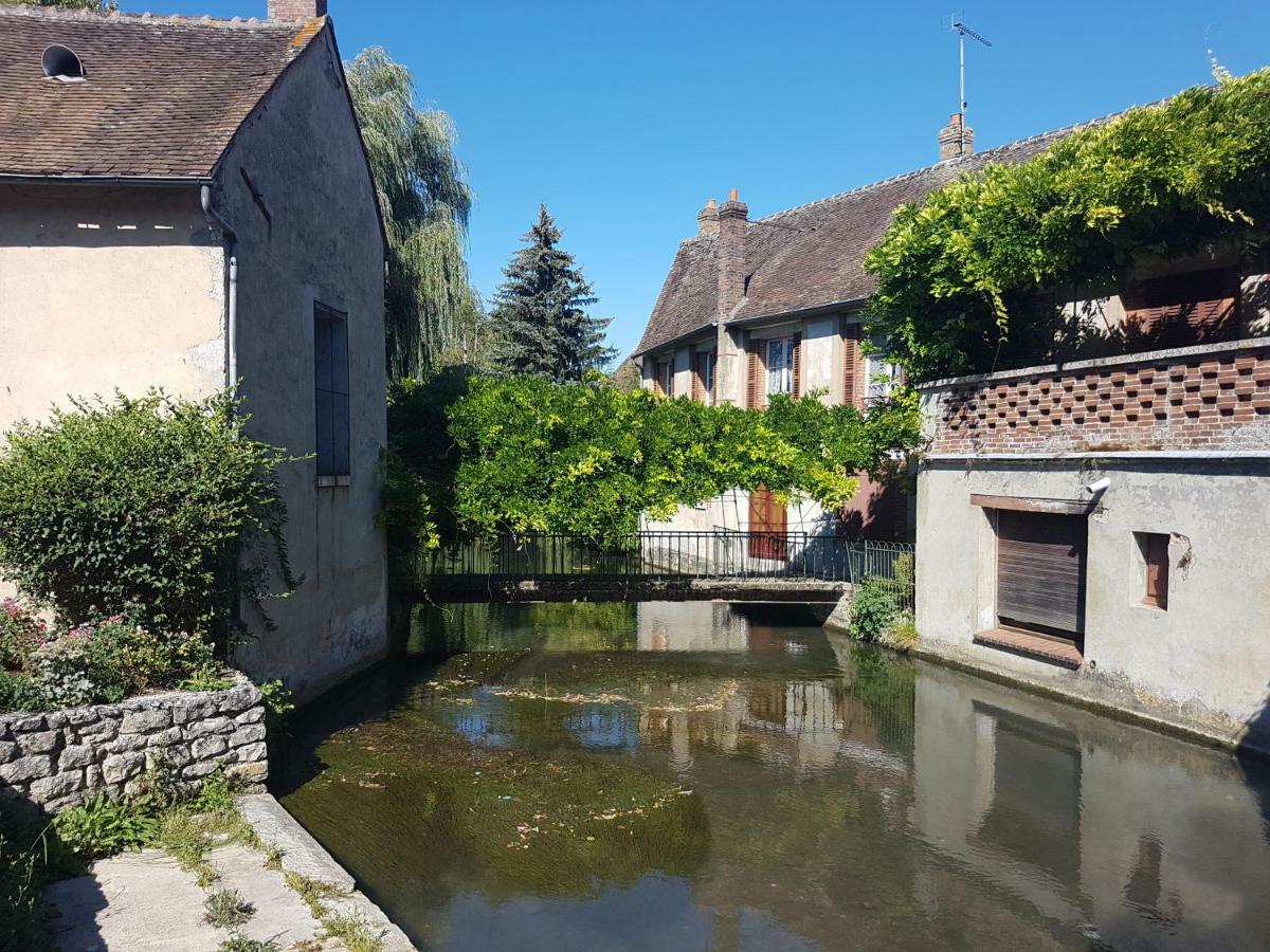 Logis Hotel Restaurant De L'Abbaye Ferrieres-en-Gatinais エクステリア 写真